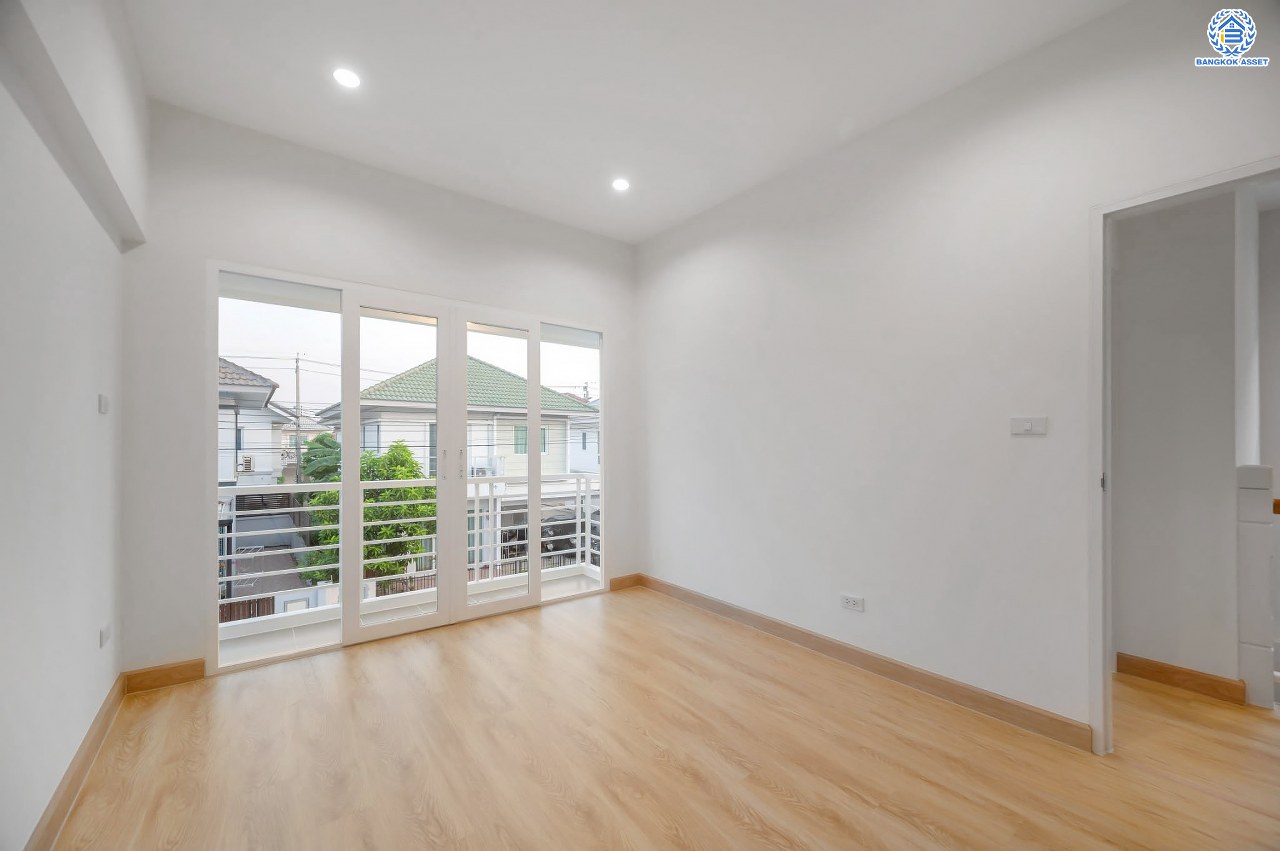 บ้านมือสองตกแต่งใหม่ โครงการ เดอะวิลล่า ราชพฤกษ์-ท่าอิฐ แบรนด์ Property Perfect เดินทางสะดวก เนื้อที่ 35.8 ตร.ว. ฟังก์ชัน 3 ห้องนอน 2 ห้องน้ำ จอดรถได้ 2 คัน บนทำเลเชื่อมต่อทั้ง ถ.รัตนาธิเบศร์ และถ.ราชพฤกษ์ และเพียง 10 นาทีถึงรถไฟฟ้า "สถานีบางรักน้อยท่าอิฐ"